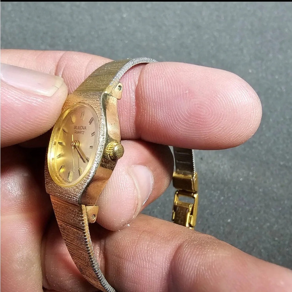 Vintage Bulova P8 Ladies Gold Tone Quartz Cocktail Watch Working - Picture 4 of 10